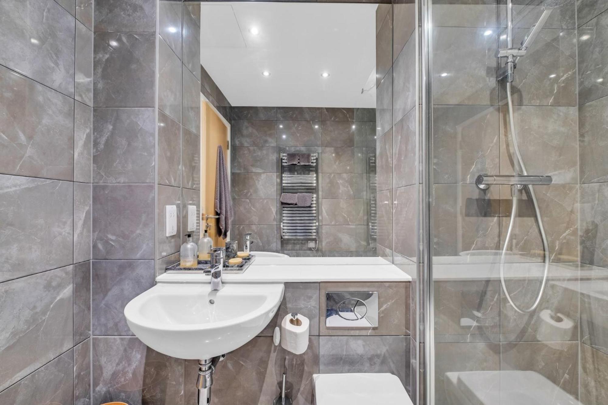 Luxurious & Glamorous Centrally Located 2 Bedroom 2 Bathroom Apartment - Central Birmingham - Secure Parking - Netflix Extérieur photo