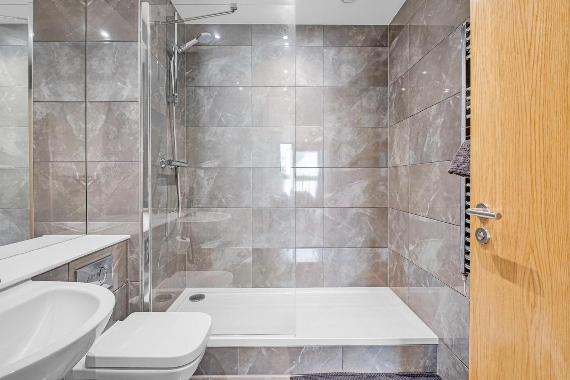 Luxurious & Glamorous Centrally Located 2 Bedroom 2 Bathroom Apartment - Central Birmingham - Secure Parking - Netflix Extérieur photo